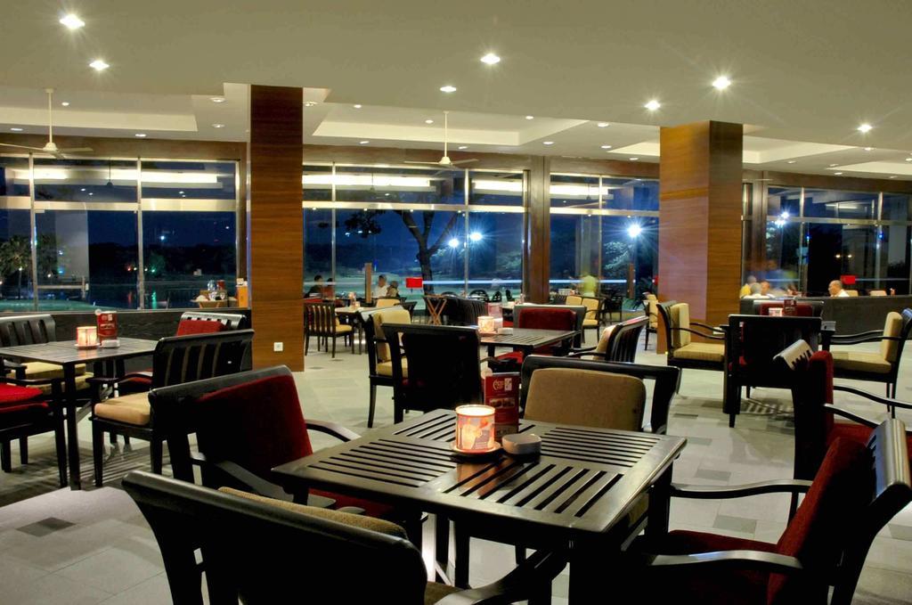 Ciputra Golf, Club & Hotel Σουραμπάγια Εστιατόριο φωτογραφία